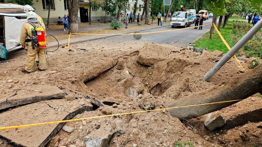 Взрыв газа разворотил бульвар Бухар Жырау в Алматы