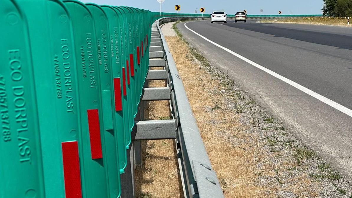 Экраны, защищающие от света фар встречных авто, ставят на казахстанских трассах