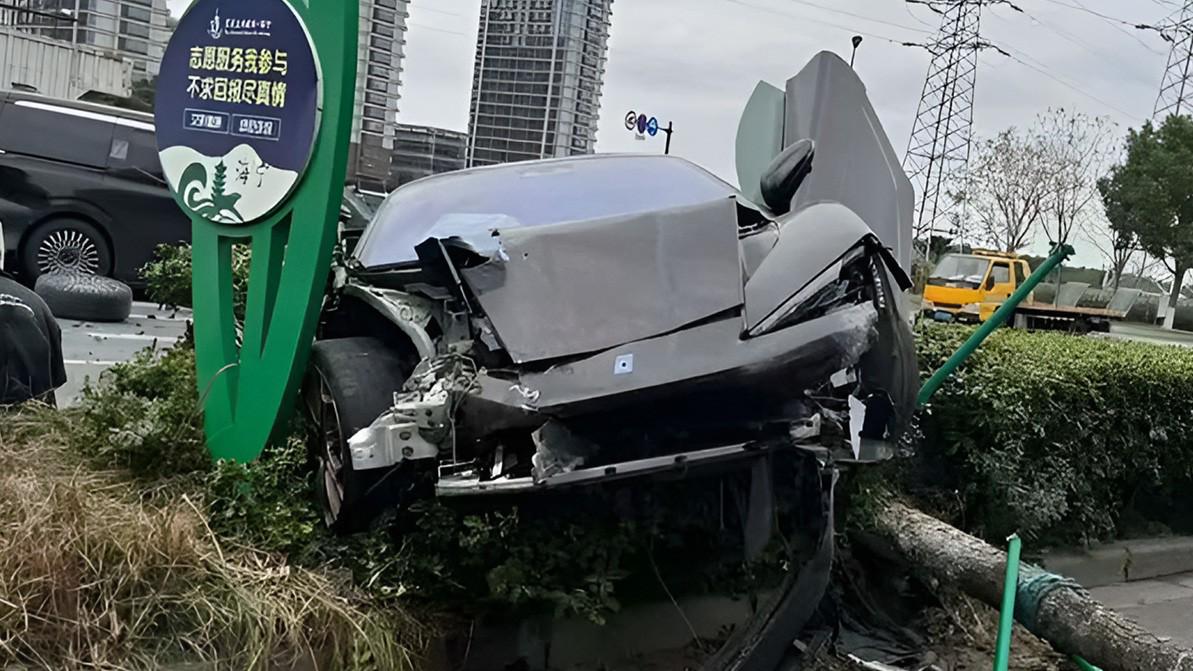 Фото дня: в Китае разбили 1300-сильный Yangwang U9