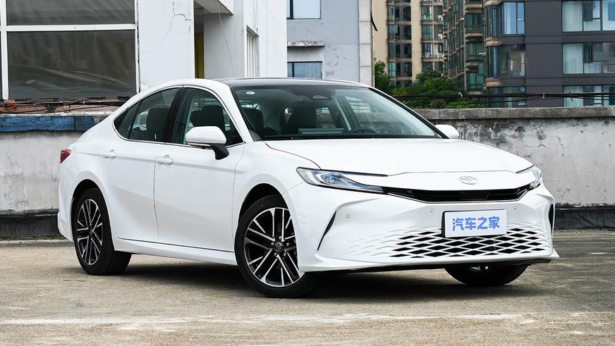 В Китае обновили Toyota Camry. Она стоит от 9 млн тенге