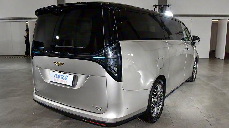 Geely открыла в КНР приём заказов на вэн V900