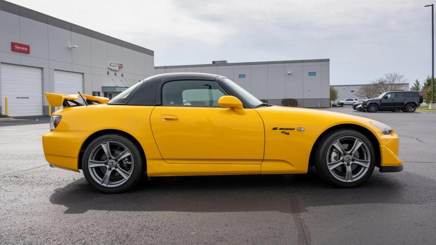 Honda S2000 без пробега продали за… $200 000