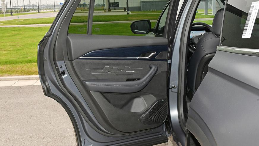 Кроссовер Geely Monjaro обновился и подешевел в Китае