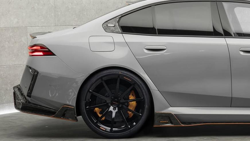 Ателье Mansory форсировало и украсило седан BMW M5 Ателье Mansory форсировало и украсило седан BMW M5