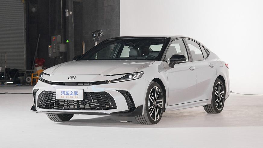 В Китае показали свою Toyota Camry с атмосферником и другим салоном