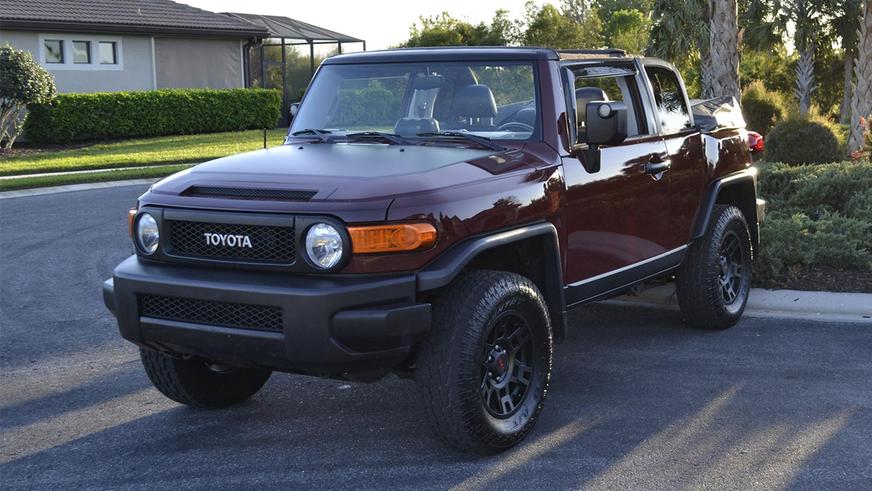 На продажу выставлен редкий FJ Cruiser с мягким верхом