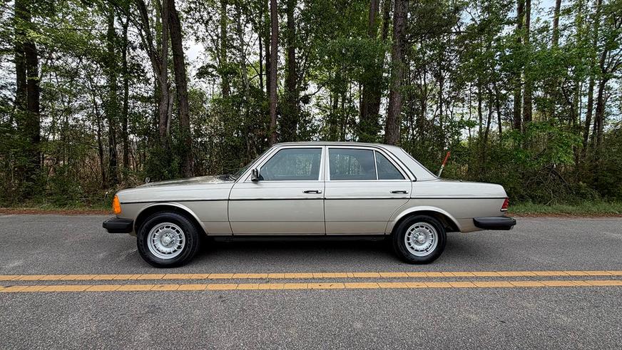На торгах замечен Mercedes-Benz W123 почти без пробега