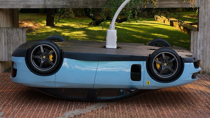 Первый электромобиль Ferrari стал героем мемов и объектом критики