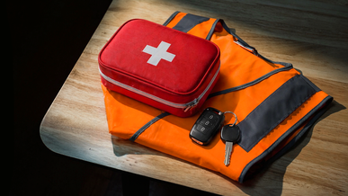 Обязан ли водитель иметь в машине светоотражающий жилет?