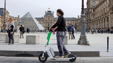 Париж тұрғындары электросамокатқа қарсы