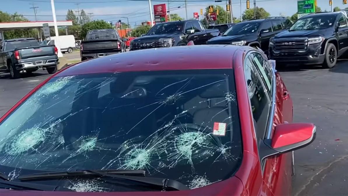 Град поколотил сотни новеньких авто на дилерских стоянках в США