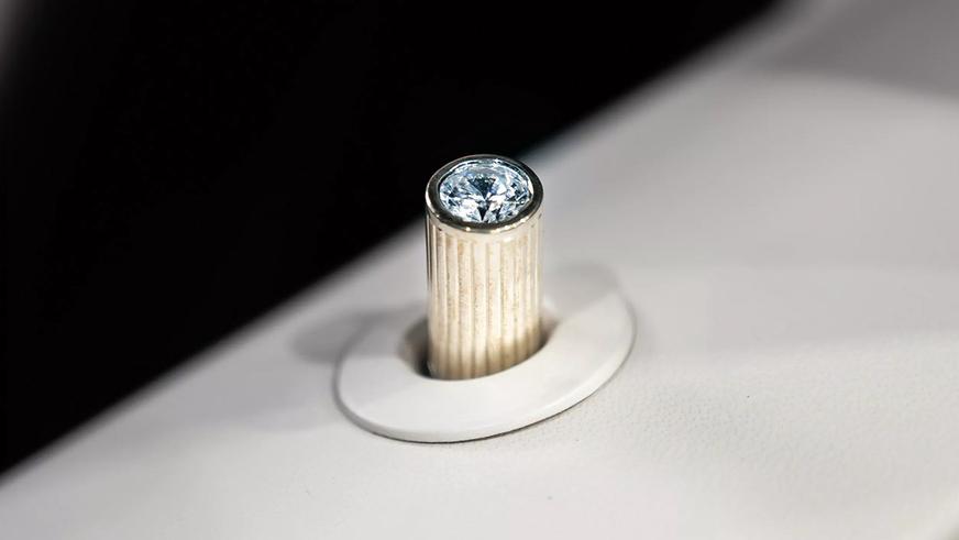 Сверхдорогой «Гелендваген» окрасили алмазной пылью