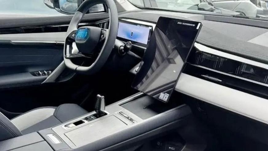 Geely готовит Atlas к обновлению. Первые фото