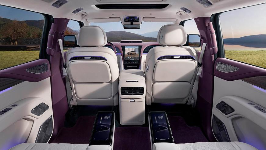 Внедорожник Yangwang U8L ударили пальмой по крыше и сбросили в воду