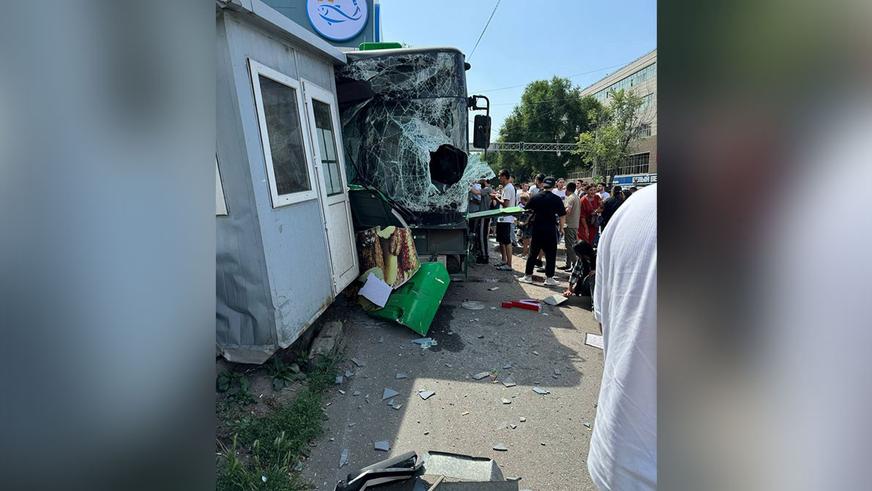 Крупное ДТП с автобусом в Алматы. Один человек погиб