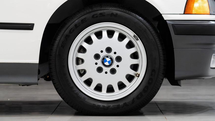 В США нашли почти новую BMW 325i в кузове E36 В США нашли почти новую BMW 325i в кузове E36