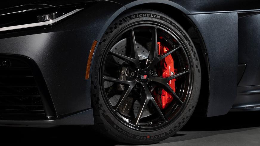 Toyota представила три суперкара: дорожный, гоночный и электрический