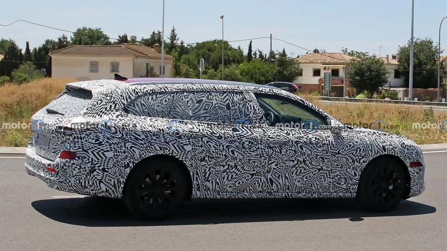 Универсал Škoda Superb нового поколения попался фотошпионам