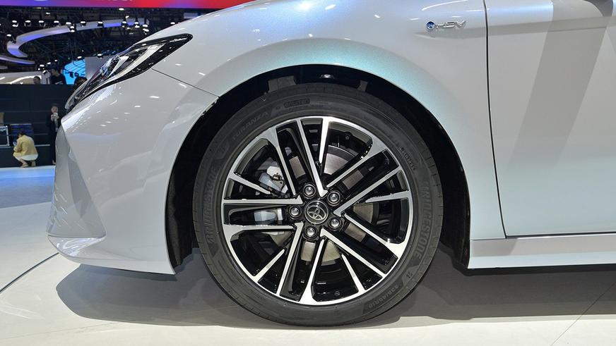 В Китае показали свою Toyota Camry с атмосферником и другим салоном