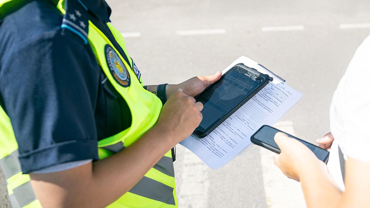 Обязан ли патрульный предъявлять документы, что проводится отработка на дороге