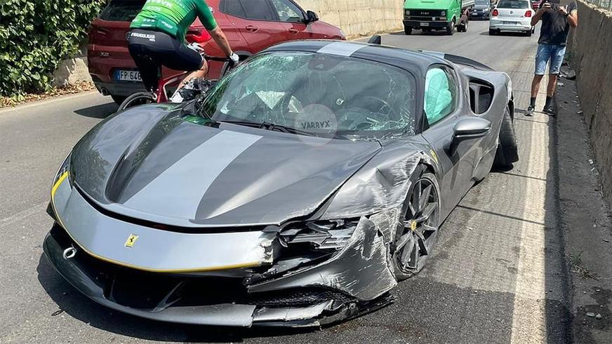 Гиперкар Ferrari SF90 Stradale приложили о бетонное заграждение