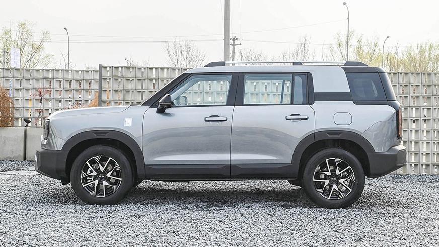 Бюджетный кроссовер BAIC BJ30 — суровая внешность и передний привод