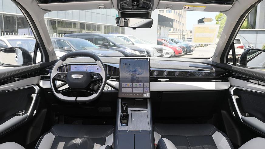 В Китае начались продажи обновлённого Geely Atlas