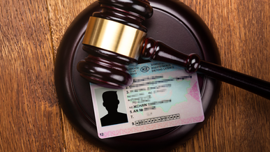 Суд вернул права водителю, которого подставили патрульные