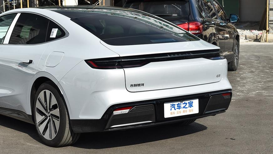 У Geely появился дальнобойный и быстрый электроседан
