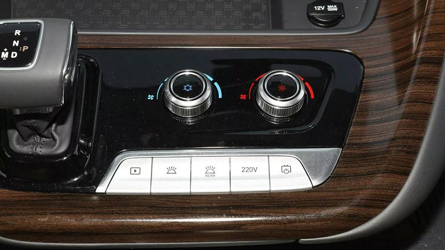 Hongqi возобновляет производство автобусов для чиновников