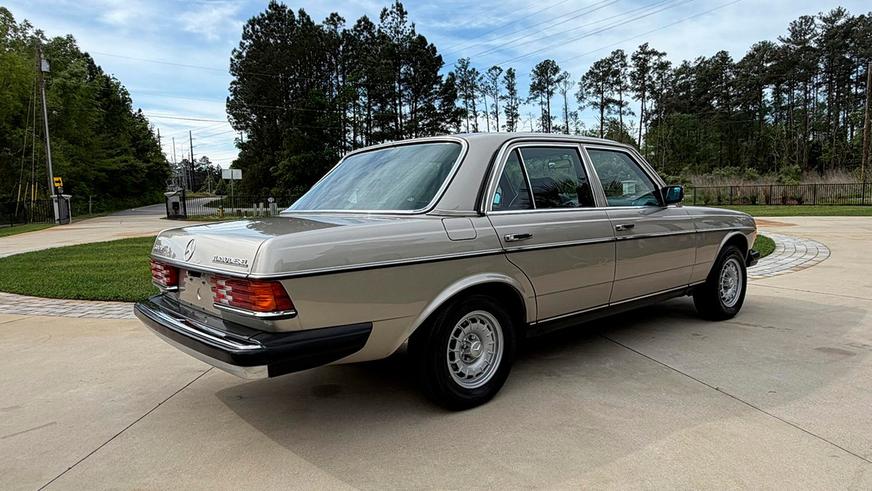 На торгах замечен Mercedes-Benz W123 почти без пробега