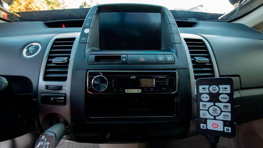 Toyota Prius превратили в копию Cybertruck в США
