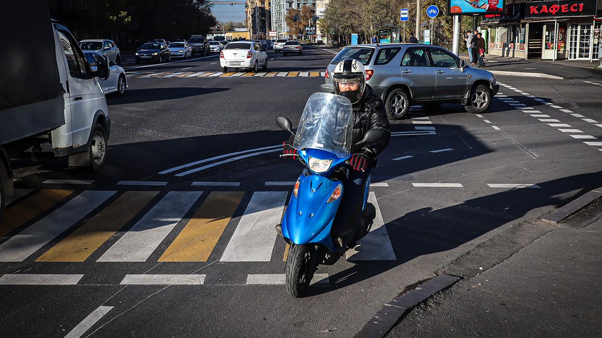 Водительские права самокатчикам понадобятся только на проезжей части