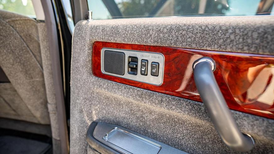 Toyota Century продали по цене бюджетной малолитражки
