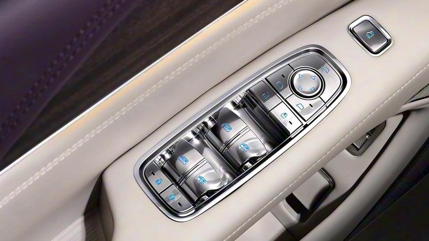 Внедорожник Yangwang U8L ударили пальмой по крыше и сбросили в воду