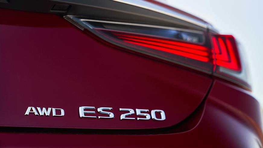 Lexus ES получил полный привод