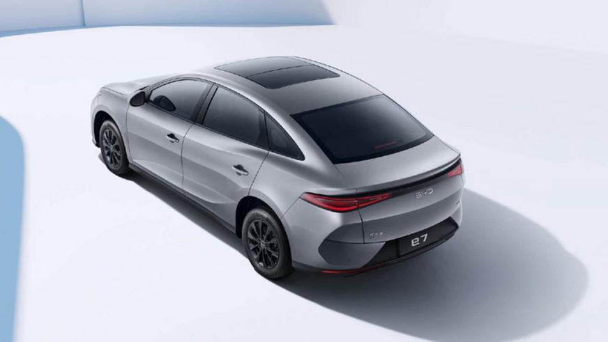 Недорогой электроседан BYD e7 вышел на рынок Китая