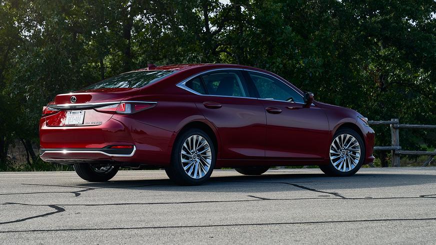 Lexus ES получил полный привод