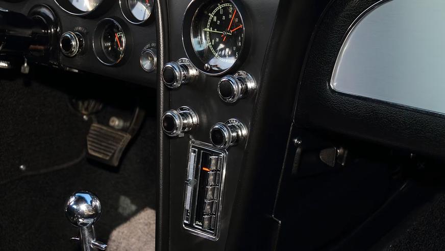 На торги выставят уникальный Corvette второго поколения