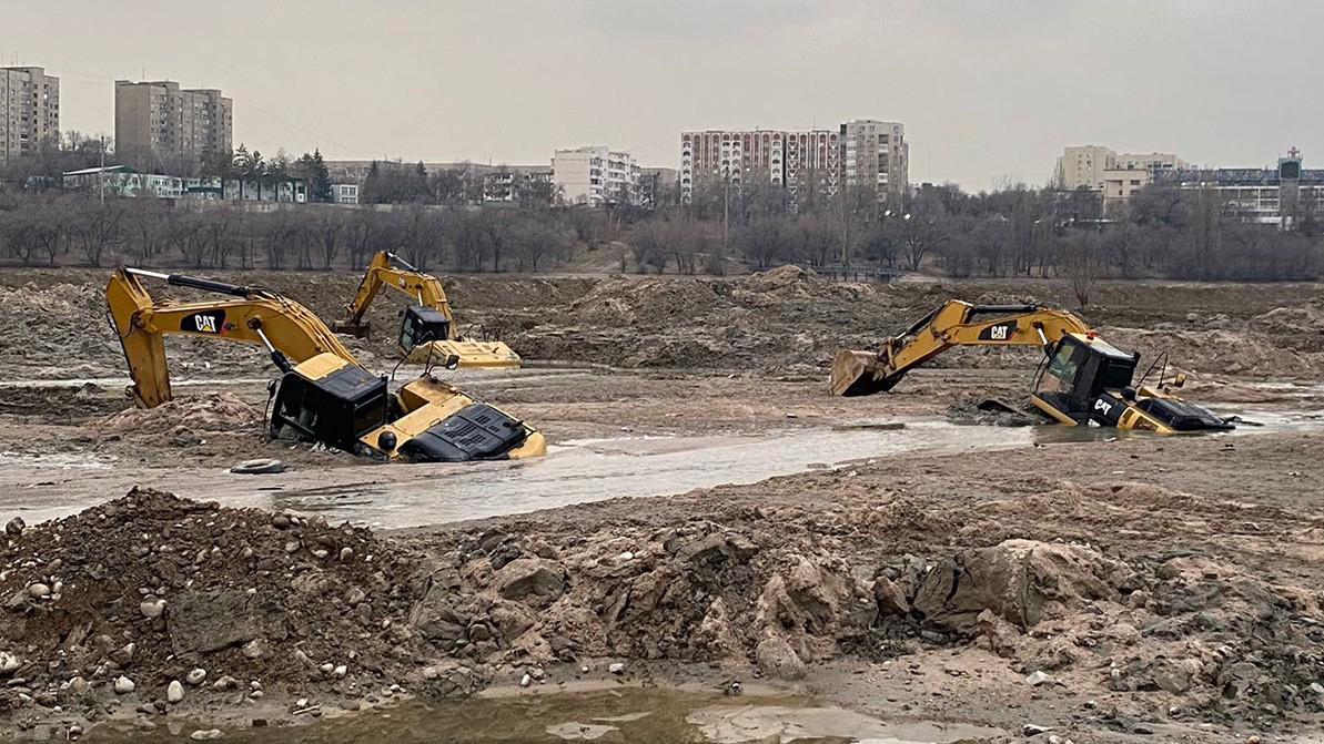 Три экскаватора утонули на Сайране