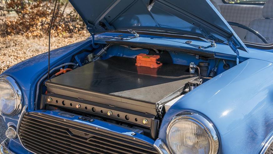 Классический Mini превратили в 300-сильный электромобиль