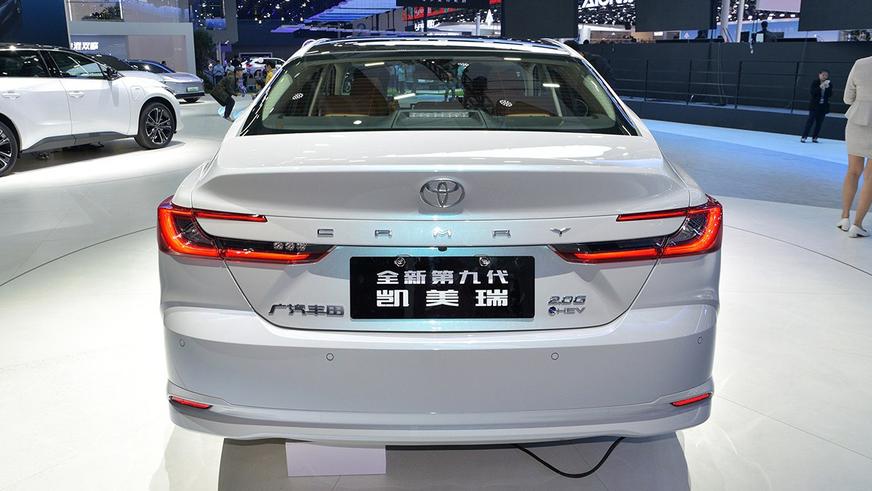 В Китае показали свою Toyota Camry с атмосферником и другим салоном