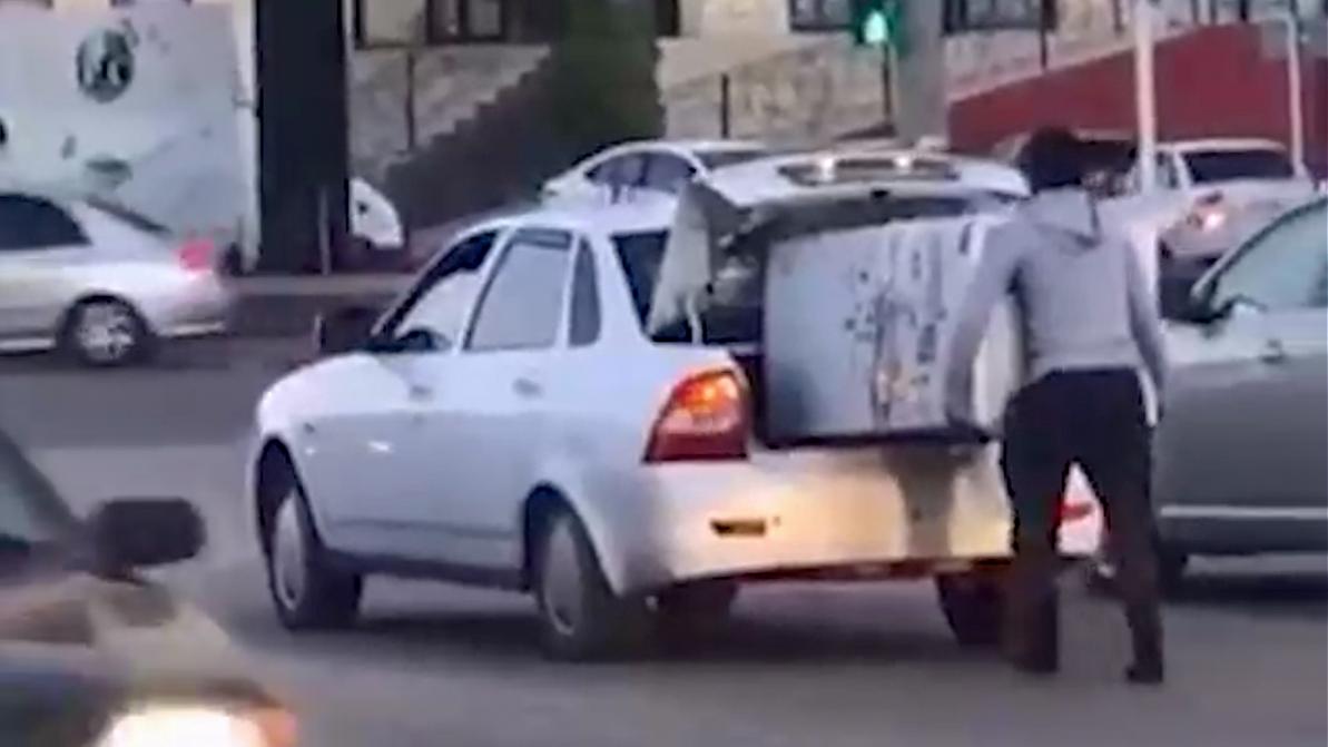 Видео дня: перевозка холодильника в багажнике «Приоры»