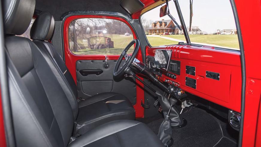 Старый грузовичок продают по цене суперкара