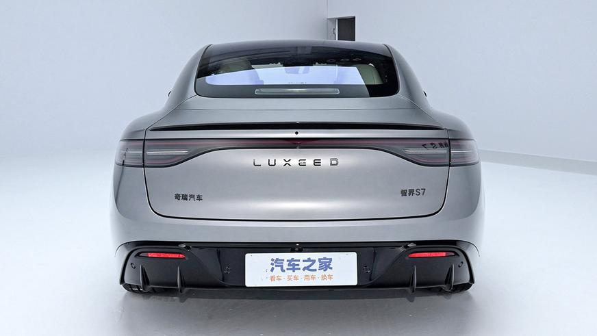 Huawei и Chery представили новый электроседан Luxeed S7