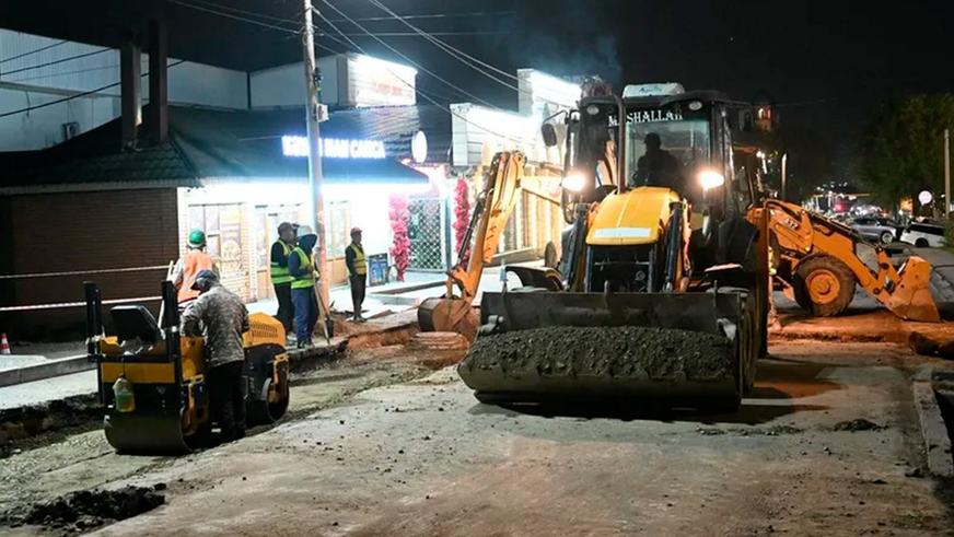 Более десятка авто повреждено на размытой дождём улице в Алматы