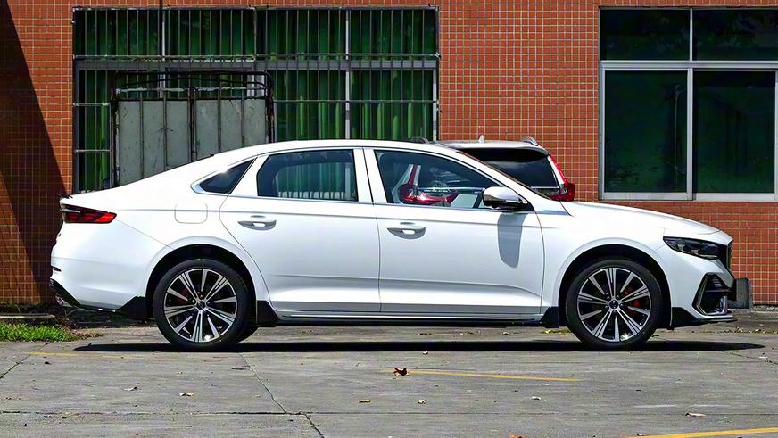 В Китае начались продажи обновлённых Geely Monjaro и Preface