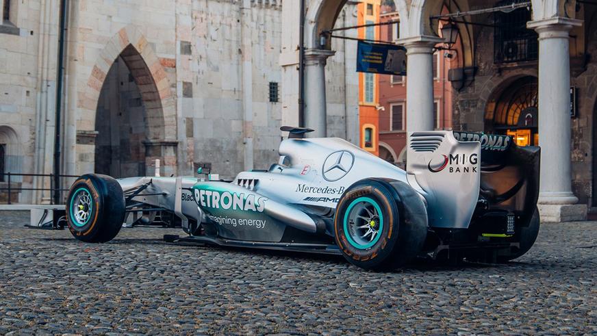 Первый победный болид Mercedes Льюиса Хэмилтона выставят на торги