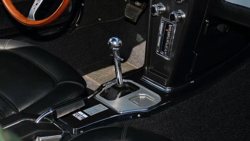 На торги выставят уникальный Corvette второго поколения