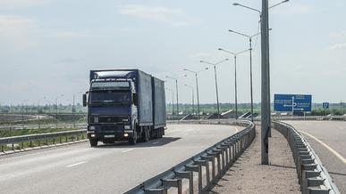 Брать с грузовиков дополнительную плату за проезд планируют в Казахстане